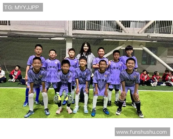 当足球明星亲临赛场为儿子加油助威的感人瞬间