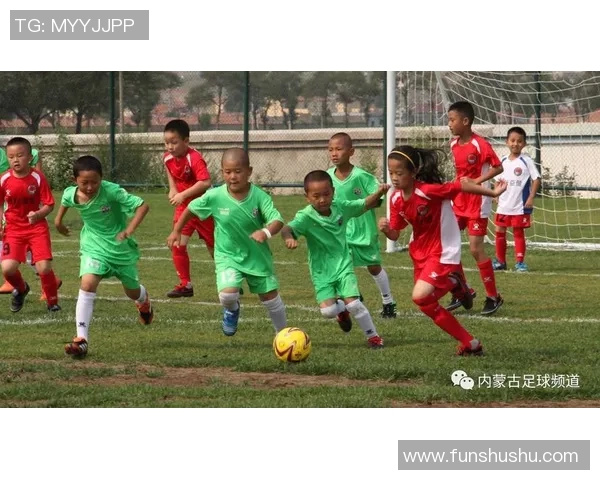 足球明星的可爱儿子萌态百出照片分享让人心动不已